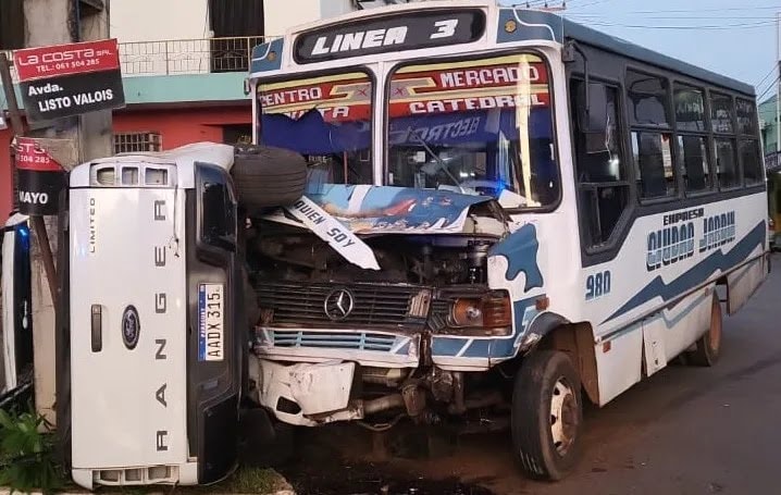 Violento Choque Entre Camioneta Y Bus Con Pasajeros - La Región